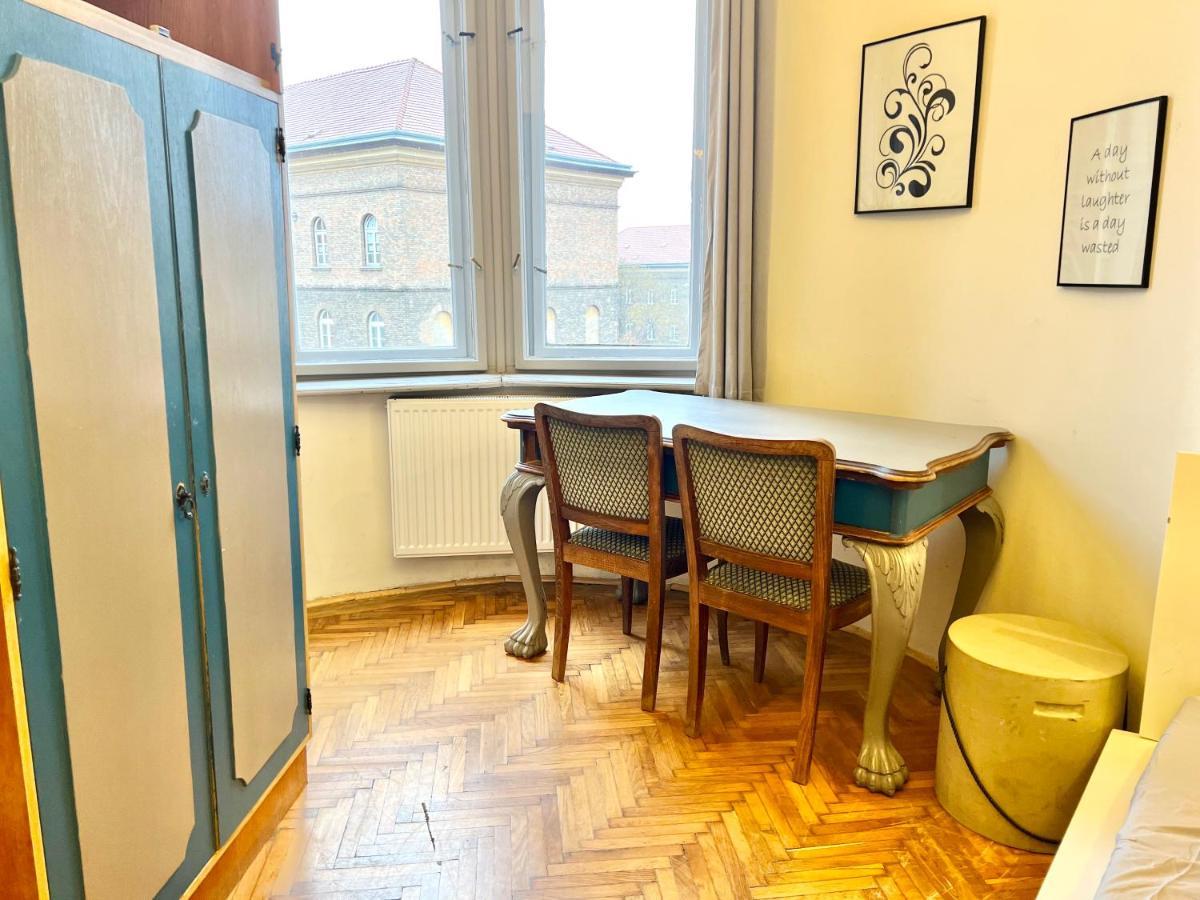 F14 Guest House By Small Home Будапеща Екстериор снимка